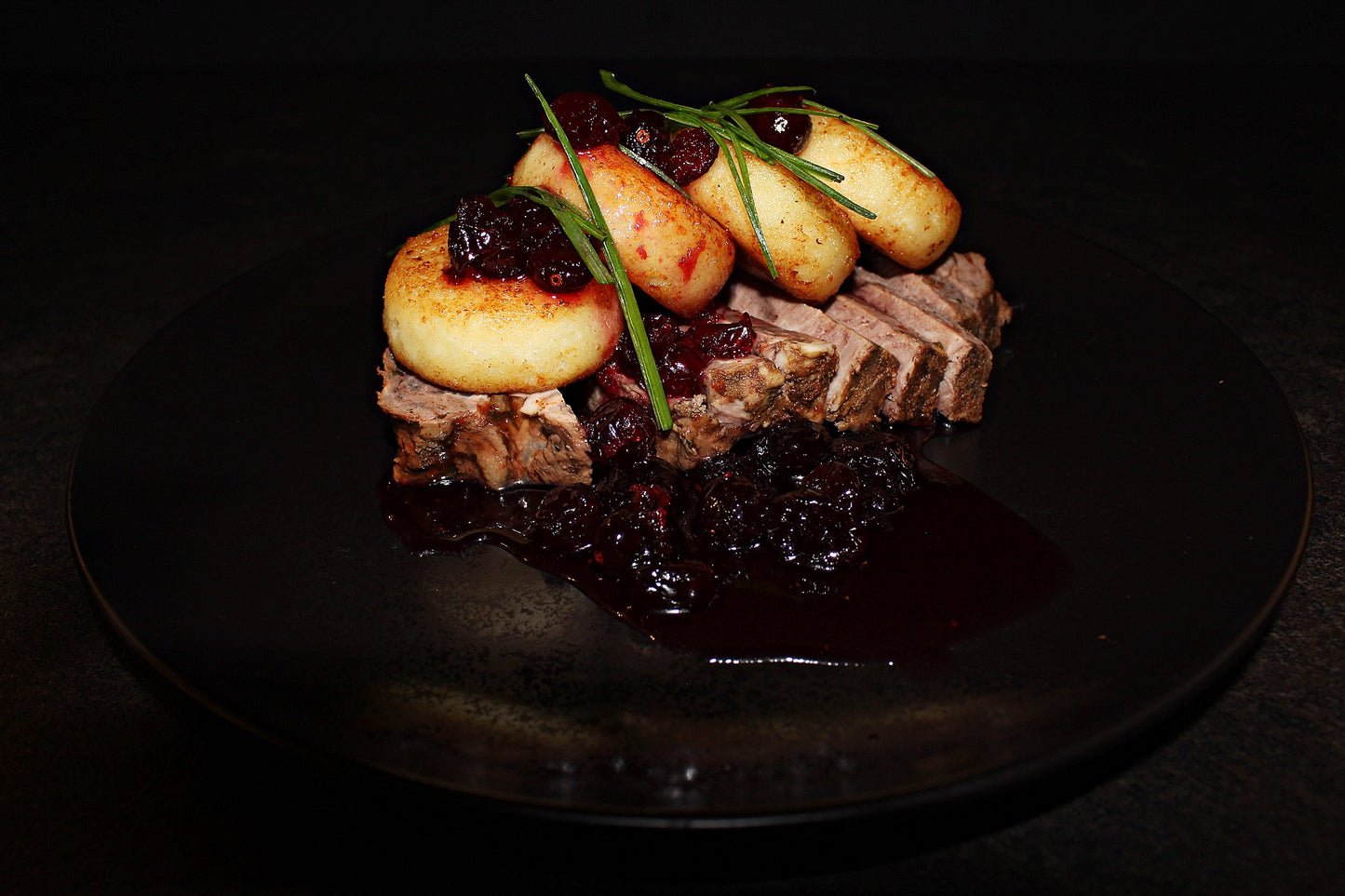 Сырники с говяжьим стейком и вишневым джемом