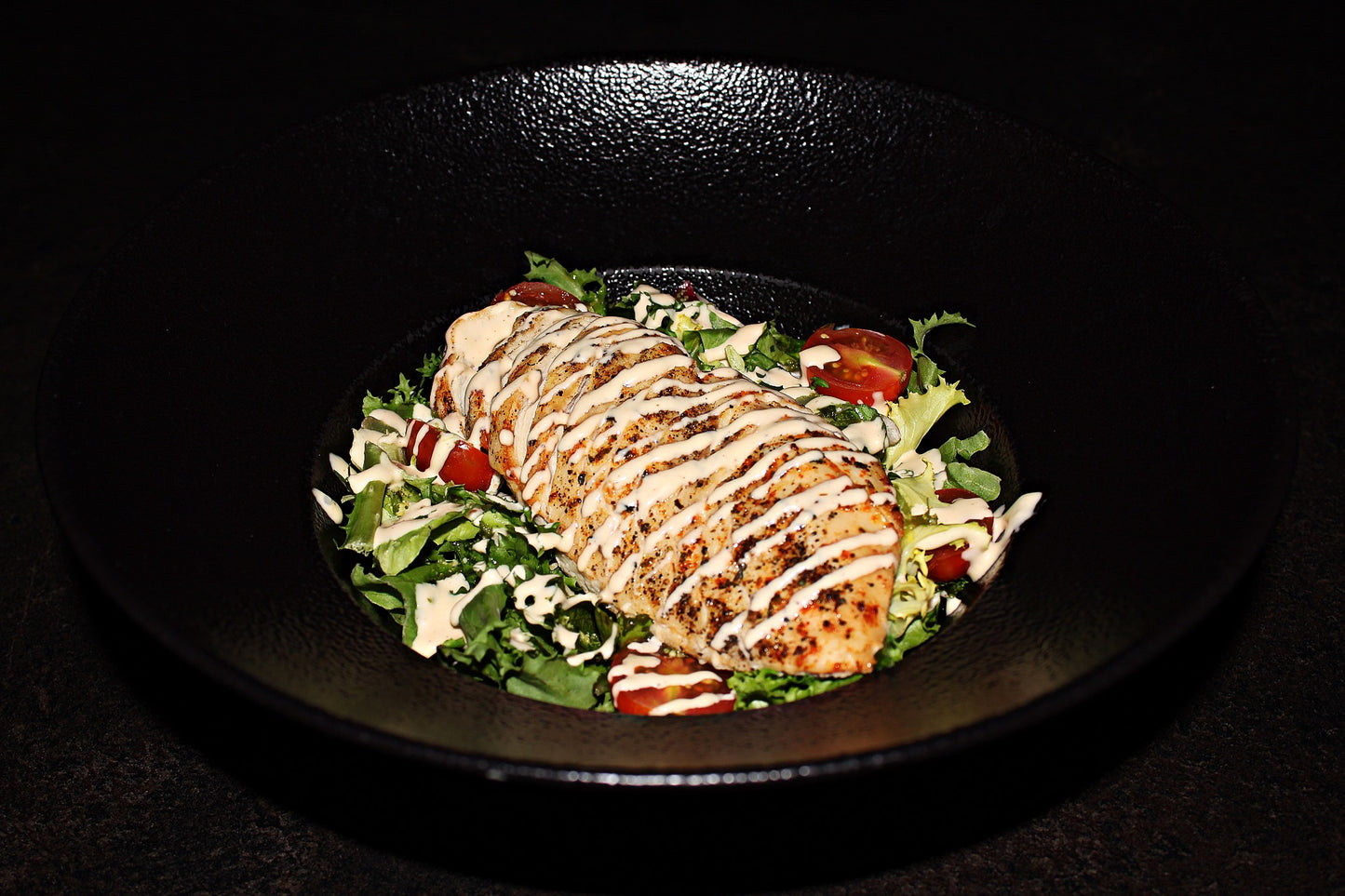 Салат из свежих листьев с курицей