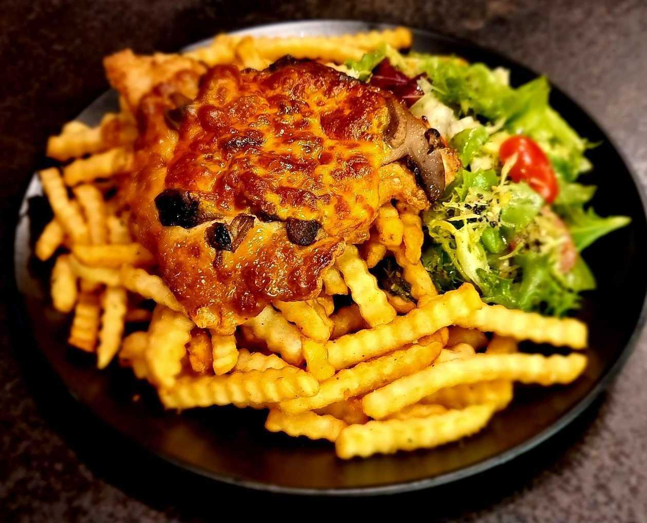 Свиная отбивная с грибами, картофелем фри и зеленым салатом