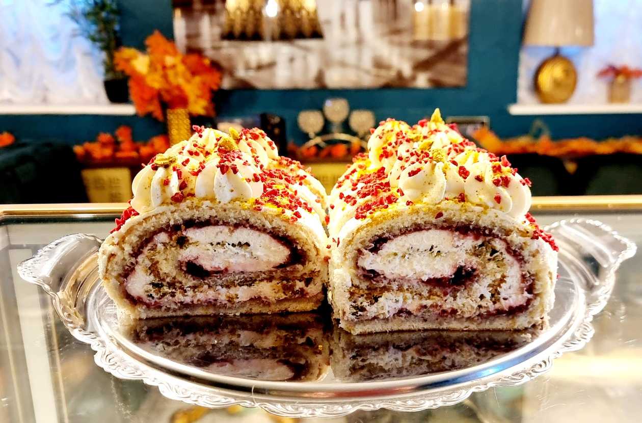 Рулет из малины и фисташек со сладкими сливками