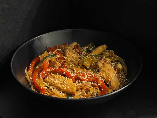 Салат с фунчозой и курицей