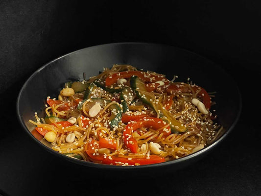 Салат с фунчозой и овощами