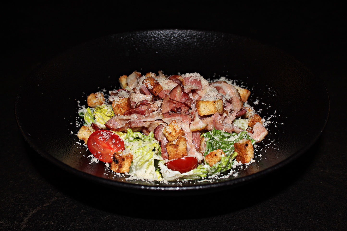 Салат Цезарь с беконом