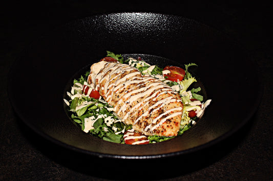 Салат из свежих листьев с курицей