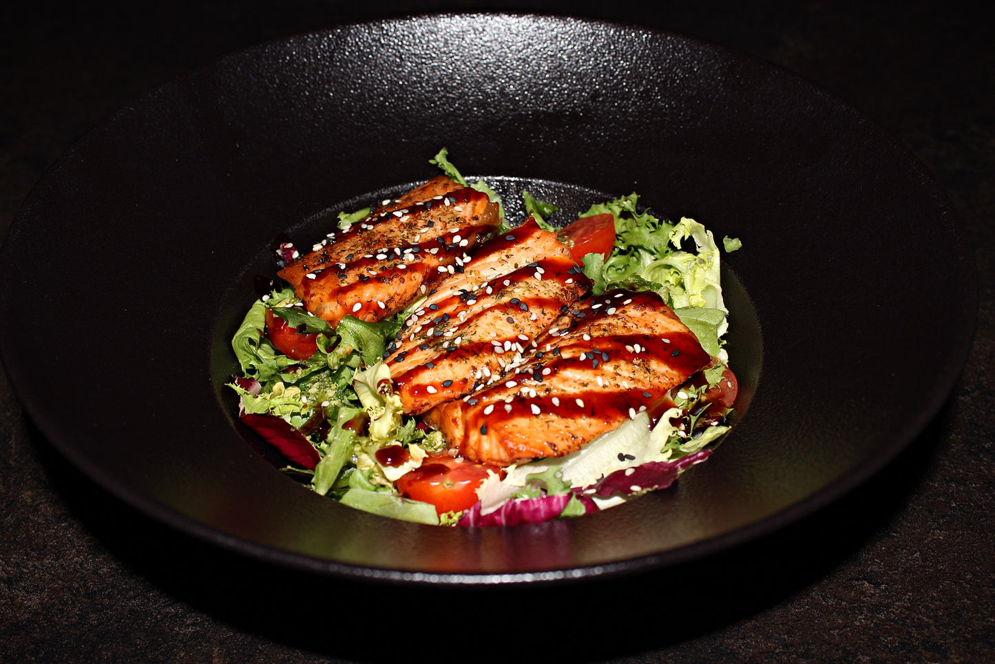 Салат из свежих листьев с лососем