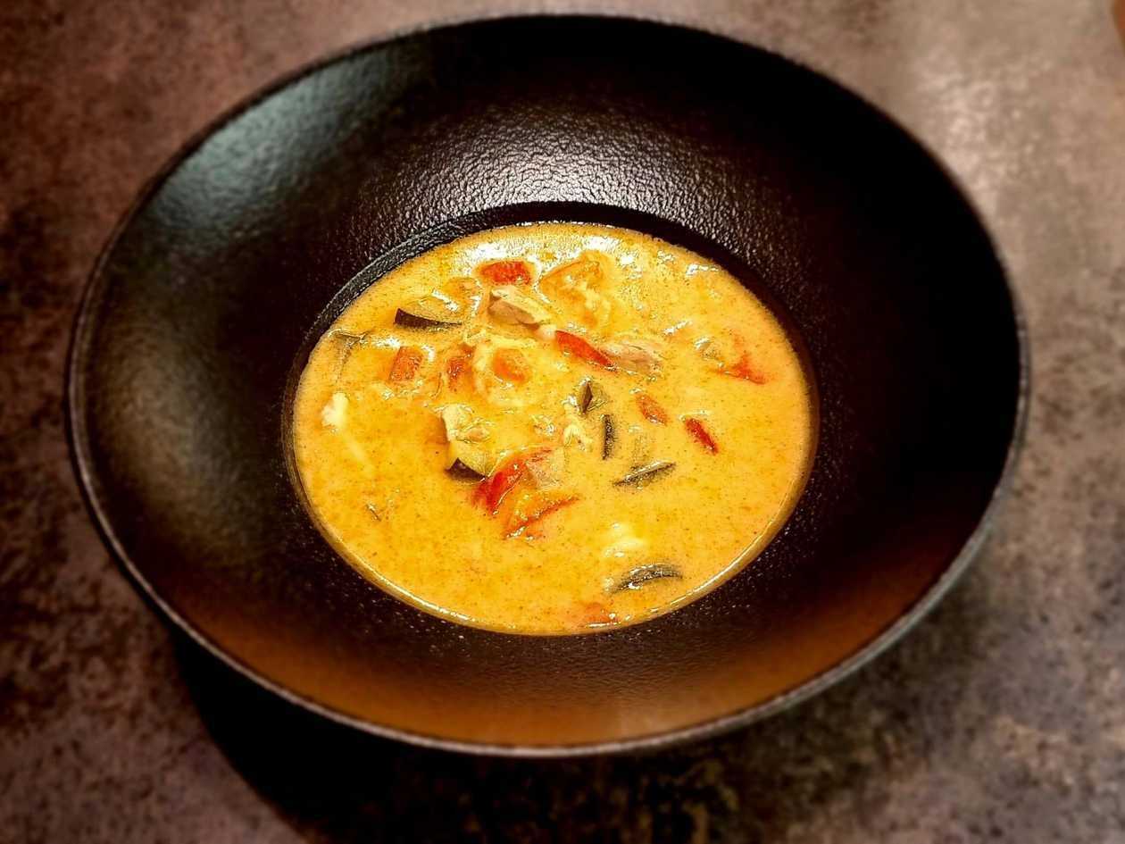 Том Кха с курицей и креветками 