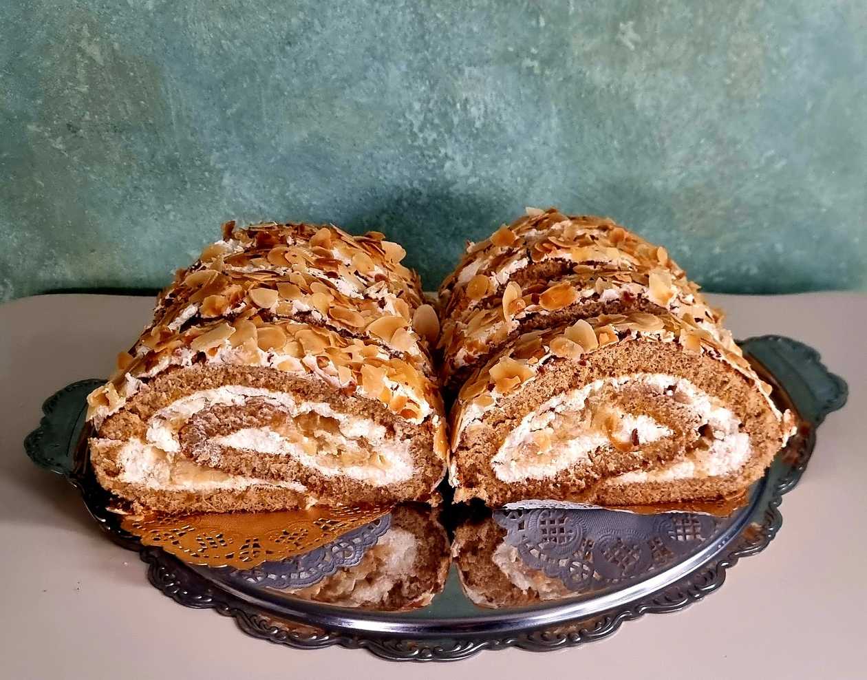 Тыквенный рулет с корицей, мускатным орехом и карамелизированными яблоками 1 шт.