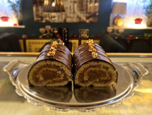 Biscuit roulette with condensed milk and walnuts